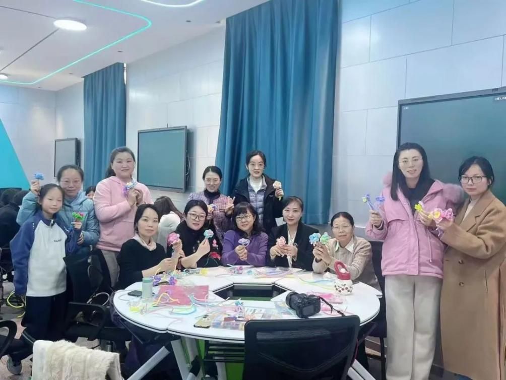 威廉希尔中国官网举办“巧手绘春意 同心庆佳节”妇女节主题活动献礼第115个国际劳动妇女节