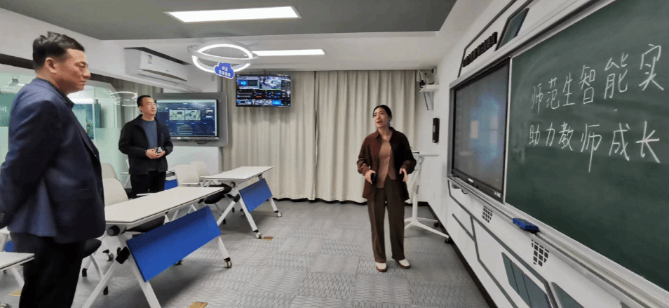 刘瑞儒经理一行赴华南师范大学开展专业建设调研并参加有关会议